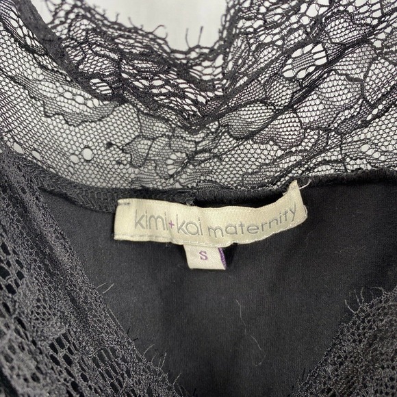 Kimi & Kai Maternity Valerie Lace Ruched Top - Picture 6 of 9